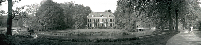 825502 Gezicht op het landhuis Oud Ameilisweerd (Koningslaan 9) te Bunnik, met op de voorgrond de Kromme Rijn.